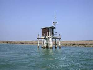 Vista sulla Laguna di Venezia della Stazione di rilevamento dati livello di marea  a Venezia località Saline