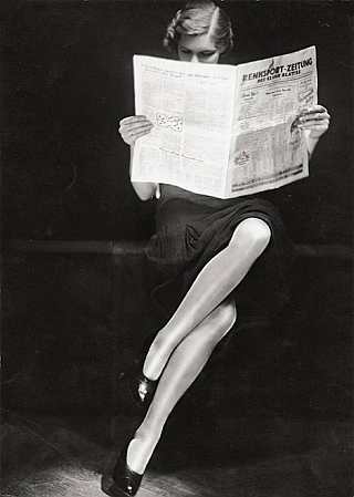 Foto di donna che legge il giornale