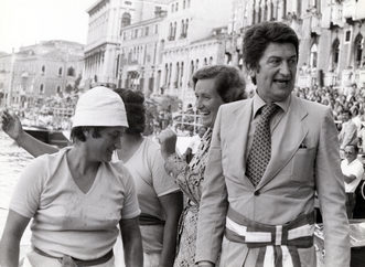 1977 Giuseppina Carrara e Margherita Citon vengono premiate dal sindaco Rigo e dall'onorevole Anselmi