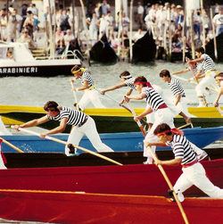 1985 Una fase della regata dei Giovanissimi: si riconoscono tra gli altri Rudy Vignotto sul marron e Maurizio Rossi “Sustin” sul verde