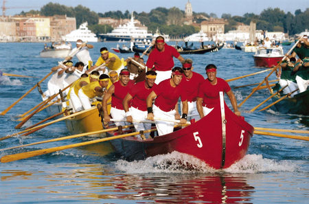 2002 Le prime quattro classificate della regata delle Caorline, in ordine il rosso di Burano 1, il canarin di Pellestrina, il bianco di Jesolo e il verde di Malamocco