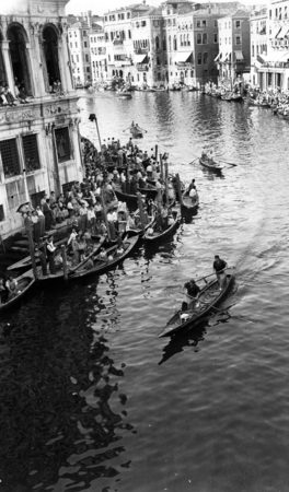 1953 Regata delle donne, l’equipaggio di Maria e Teresina Boscolo ormai lanciato verso la vittoria