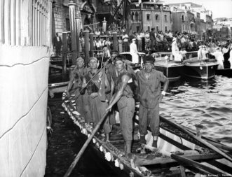 1955 L’equipaggio di Lio Piccolo, vincitore della   Regata delle Caorline