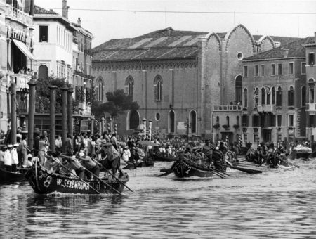 1969 Regata delle Caorline. L’equipaggio di   Sant’Erasmo è già davanti a tutti: sul traguardo   procederà Pellestrina, Sant’Elena e Vignole