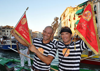 2009 I cugini Igor e Rudi Vignotto alzano al cielo l’ennesima bandiera rossa