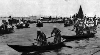 1932 Regata delle donne: le imbarcazioni hanno appena girato il paleto posto poco oltre l’isola di San Secondo
