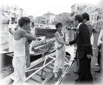 1977 L’equipaggio dei fratelli Sergio e Stefano Tona premiato dopo il terzo posto nella regata dei Giovanissimi