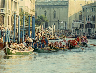 1972 Regata delle Caorline: all’entrata in Canal Grande è ancora in testa l’equipaggio delle Vignole, che verrà presto scavalcato sia da Pellestrina che dal Lido