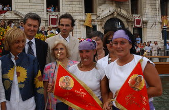 2005 Le vincitrici della regata delle Donne, Gloria Rogliani e Debora Scarpa, posano sulla “machina” con la bandiera rossa