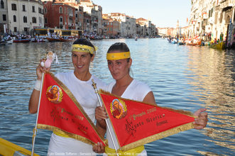 2009 Luisella Schiavon e Giorgia Ragazzi mostrano sorridenti la bandiera rossa del primo posto